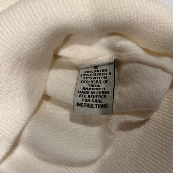 Orange Kiss Essentials white cropped sweater w/ a black star graphic Size Small - Picture 5 of 9